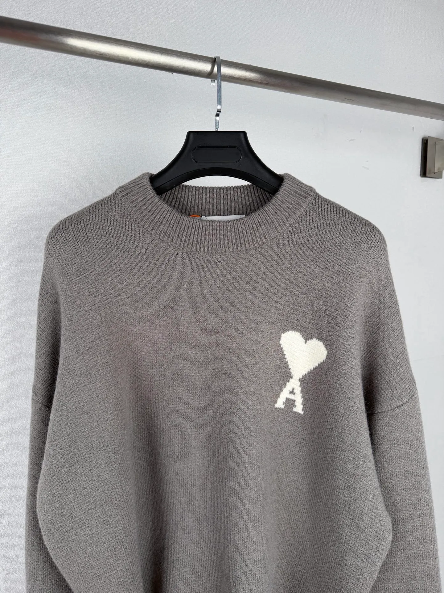 AMI Paris love jacquard crew neck sweater, custom-dyed luxurious Merino wool, soft and delicate, comfortable and close to the skin, with deep sea blue as the base, a calm spectrum dyed by twilight. A contrasting love heart jumps on the chest, quietly exuding its own charming halo. The brand is highly recognizable. The elegance and casualness of French fashion are the ultimate simplification of color, and convey the love and persistence of life. Meet the ultimate simplicity, the well-deserved king of Versatile. Process 1: Jacquard tissue imported from Germany. Precisely control the arrangement and interweaving of yarns. Carefully interweave on the loom. Ami love jacquard artistic pattern inlay. The fabric is more vivid and three-dimensional. Process 2: Softening and deodorizing process of ready-made clothes. Use professional washing equipment and specific detergents to deep clean and deodorize clothes. Improve the feel and appearance of clothes. Accessories: Customized 1:1 Ami Trademark Fit: Loose fit Size: S M L XL